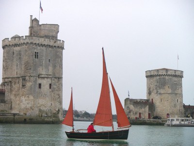 Josepha devant les tours d e La Rochelle